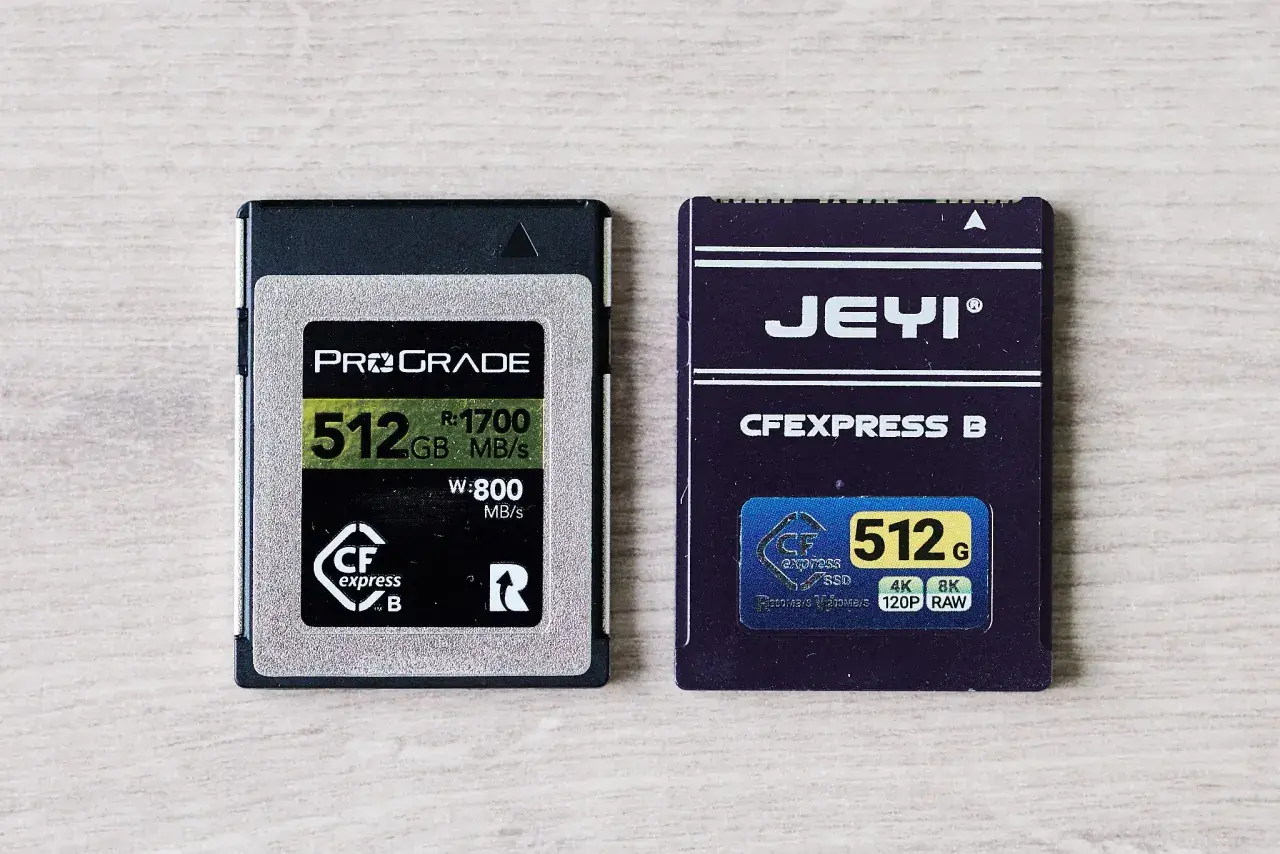 Dwie karty pamięci CFexpress Type B: ProGrade 512 GB i Jeyi 512 GB, gotowe do zapisu 4K i 8K RAW.