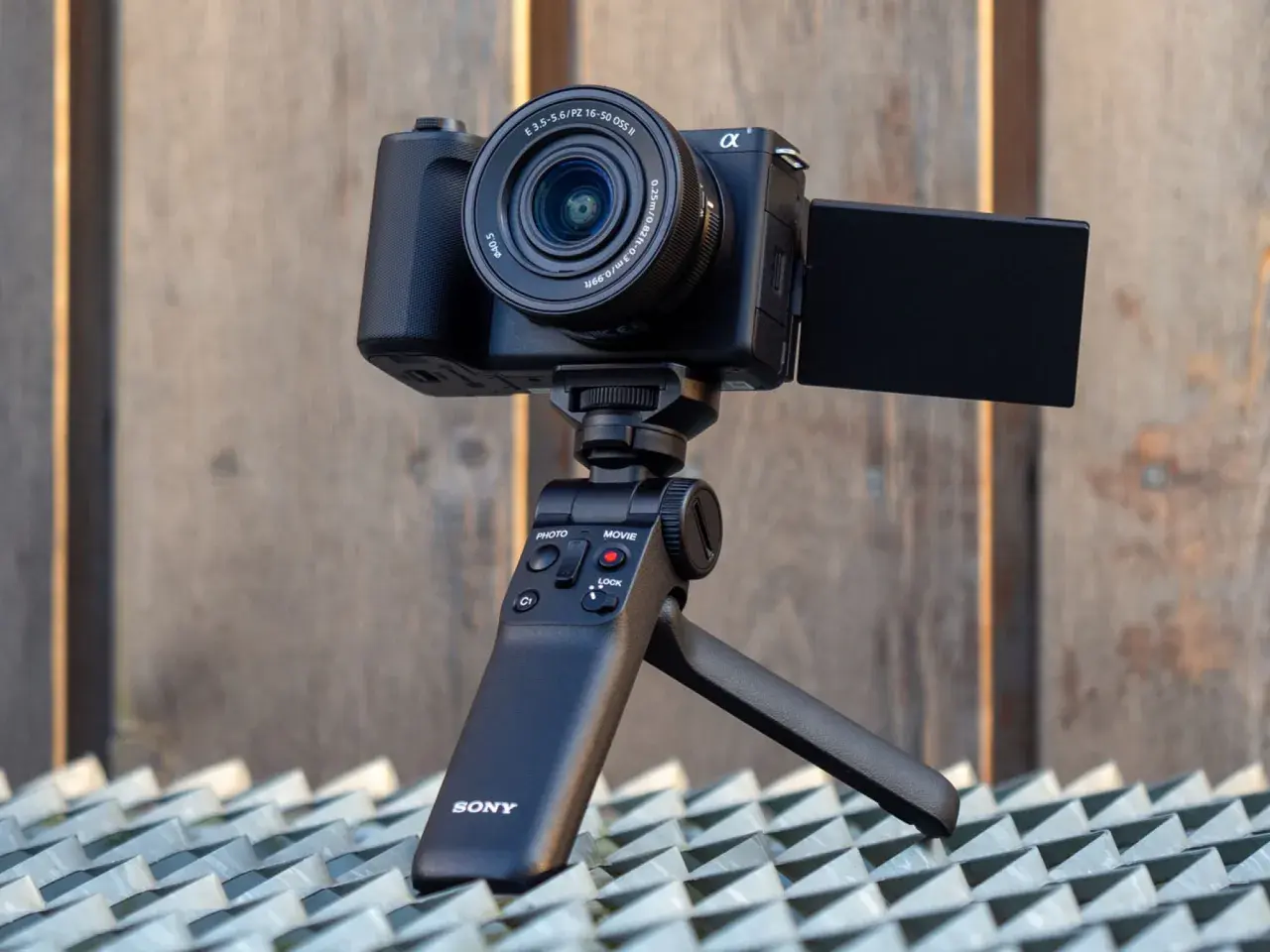 Kompaktowy aparat Sony zve10 na statywie z uchwytem, gotowy do nagrywania filmów.