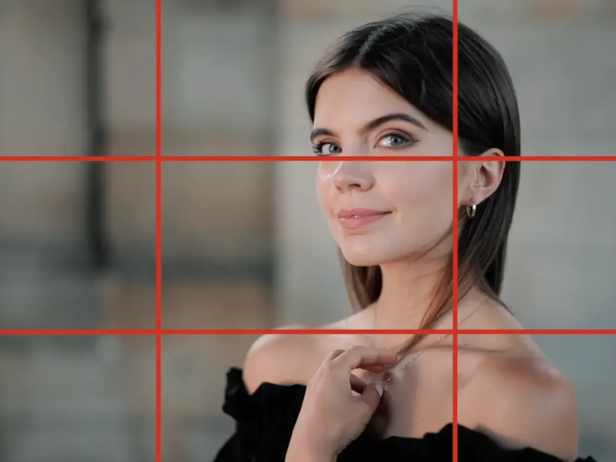 Uśmiechnięta kobieta z niebieskimi oczami, jej twarz znajduje się na przecięciu linii w trójpodział fotografia.