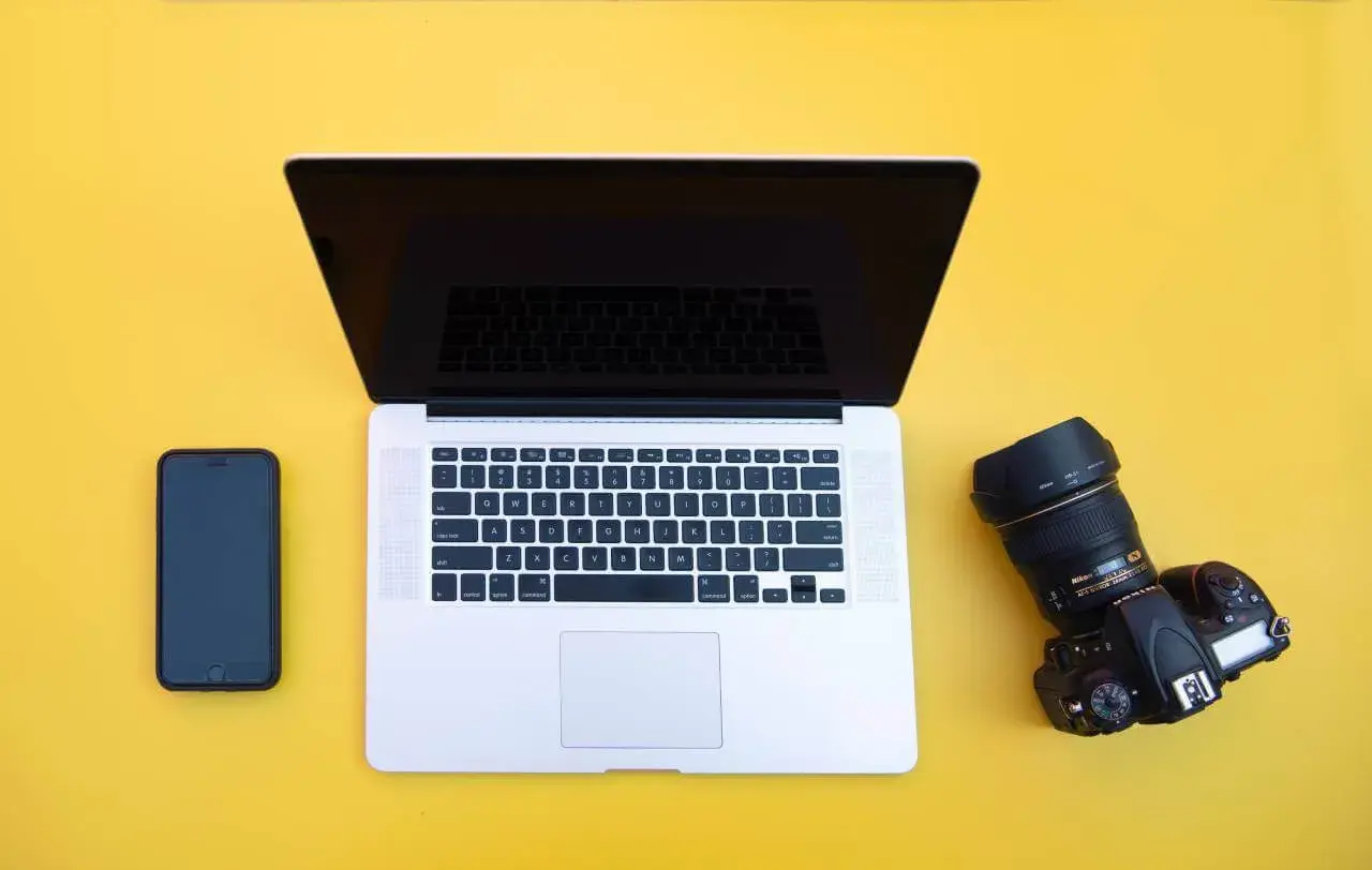 Laptop, smartfon i aparat Nikon. Może być używany z nikon webcam utility do streamowania.