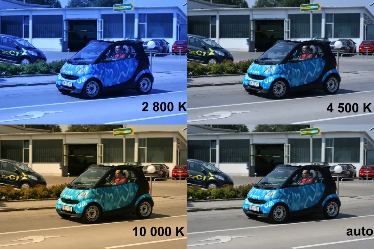 Cztery ujęcia tego samego niebieskiego smarta pokazują, jak zmienia się balans bieli. Od niebieskiego przy 2800 K, przez naturalne przy 4500 K i auto, do żółtego przy 10000 K.