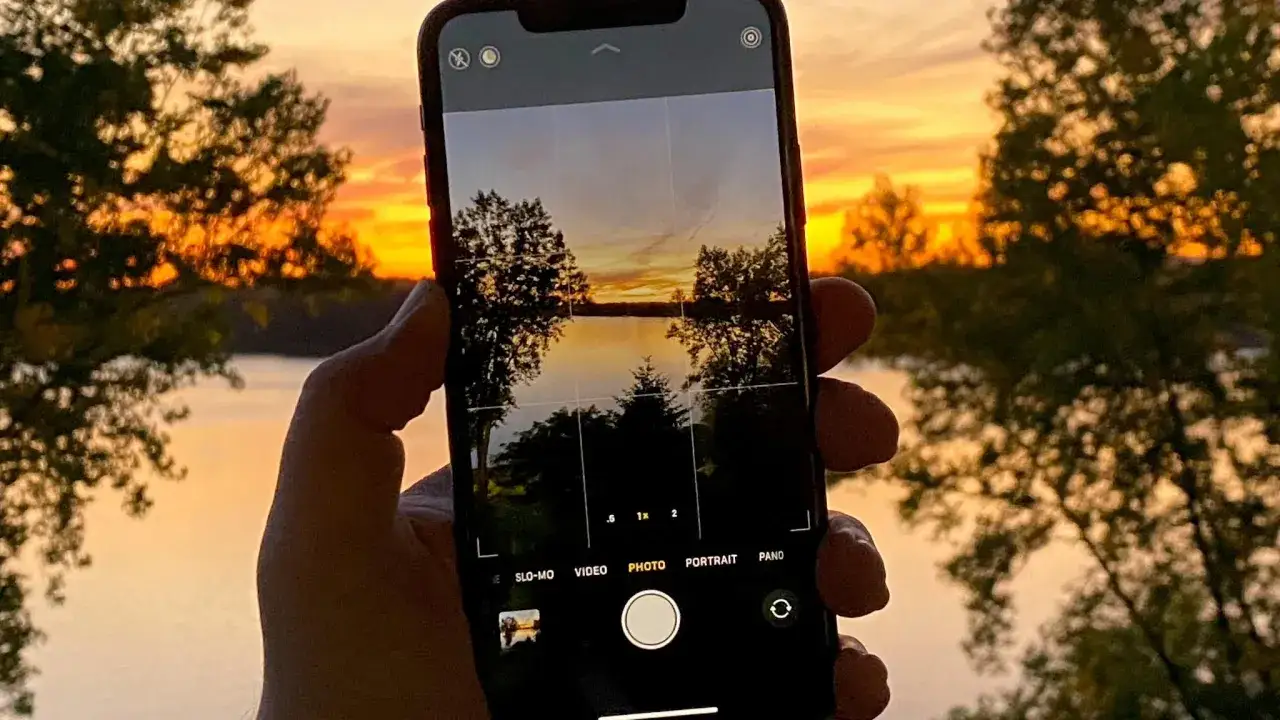 Zachód słońca nad jeziorem uchwycony przez iphone 11 aparat.