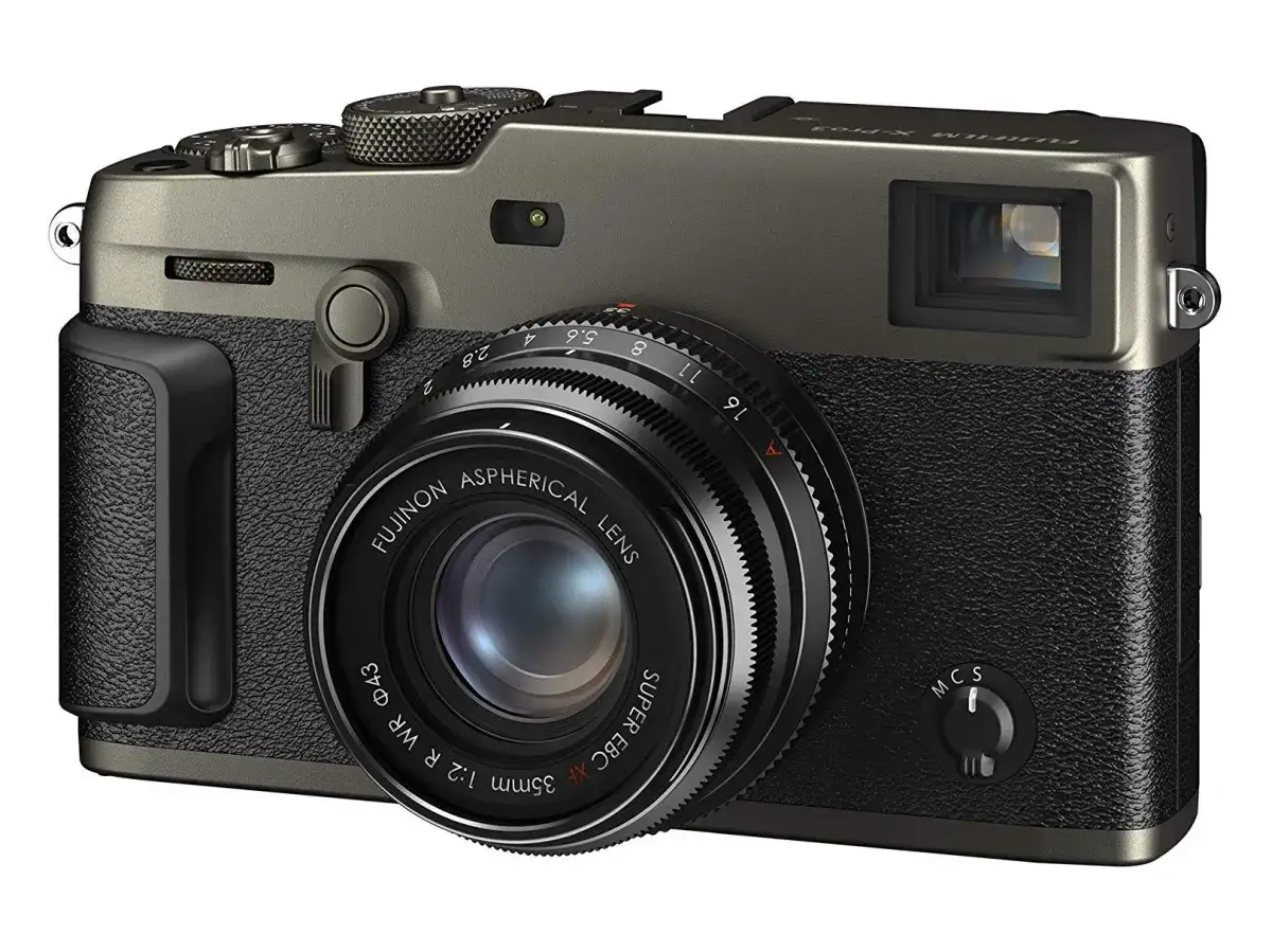 Elegancki aparat Fujifilm X-Pro3 z obiektywem Fujinon 35mm f/2. Uchwyt aparatu jest pokryty czarną skórą, a górna część jest w kolorze grafitowym.