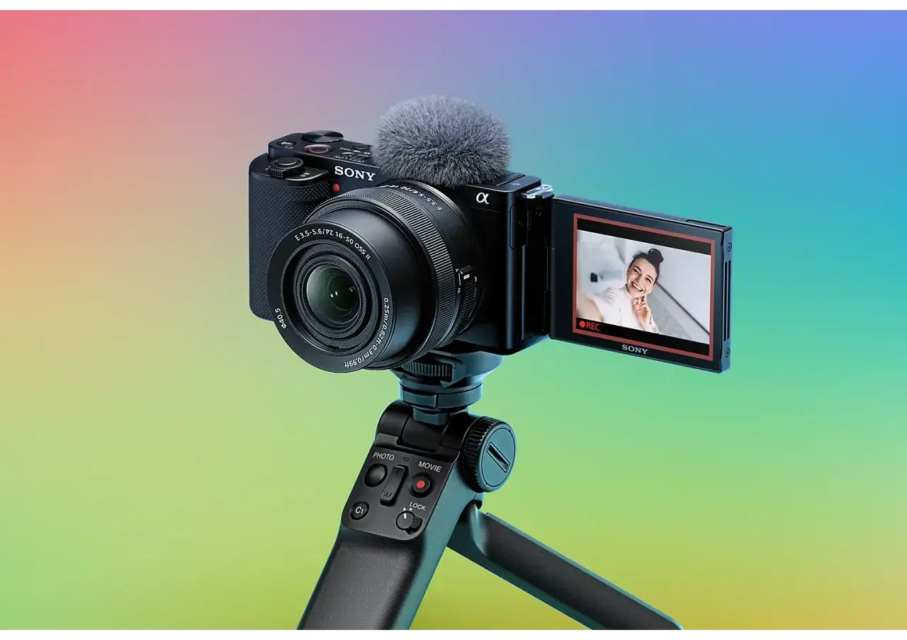 Kamera Sony zve10 z mikrofonem na statywie, gotowa do nagrywania uśmiechniętej vlogerki.
