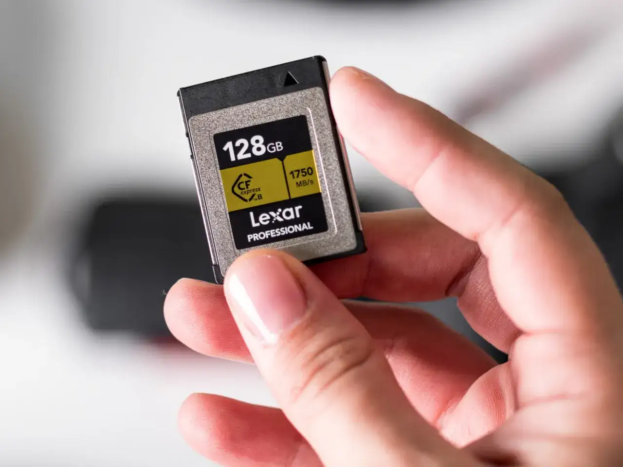 Dłoń trzyma kartę Lexar Professional CFexpress 128 GB, gotową do uchwycenia kolejnych profesjonalnych ujęć.