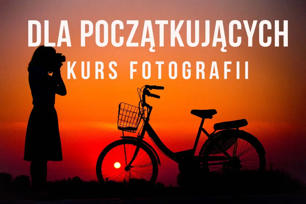 Sylwetka kobiety z aparatem i rower na tle zachodzącego słońca. Idealne dla początkujących, kurs fotografii online.